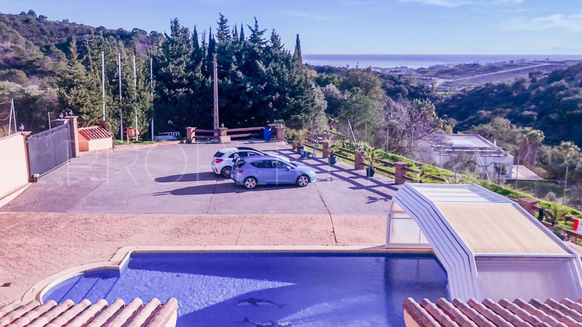 Villa for sale in Altos de Estepona with 8 bedrooms