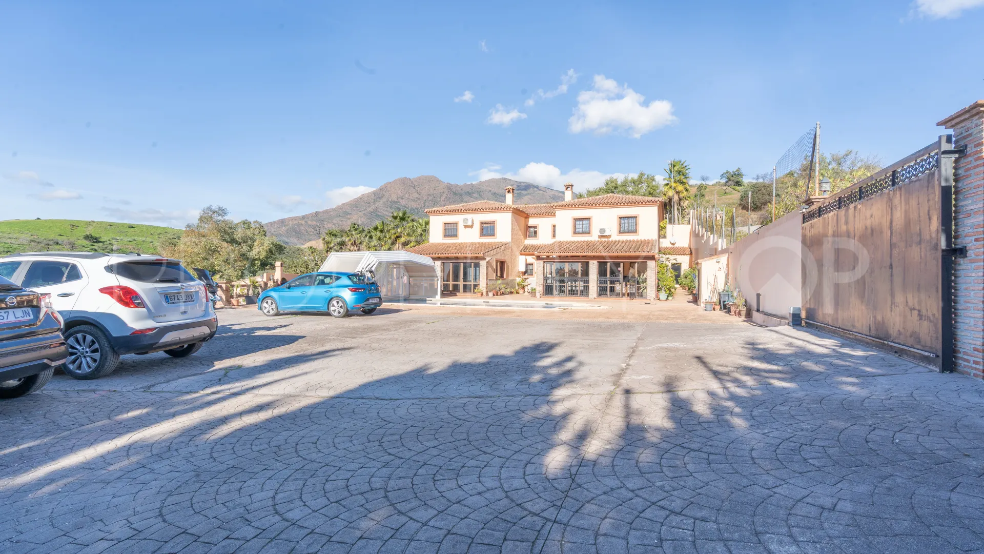 Villa for sale in Altos de Estepona with 8 bedrooms