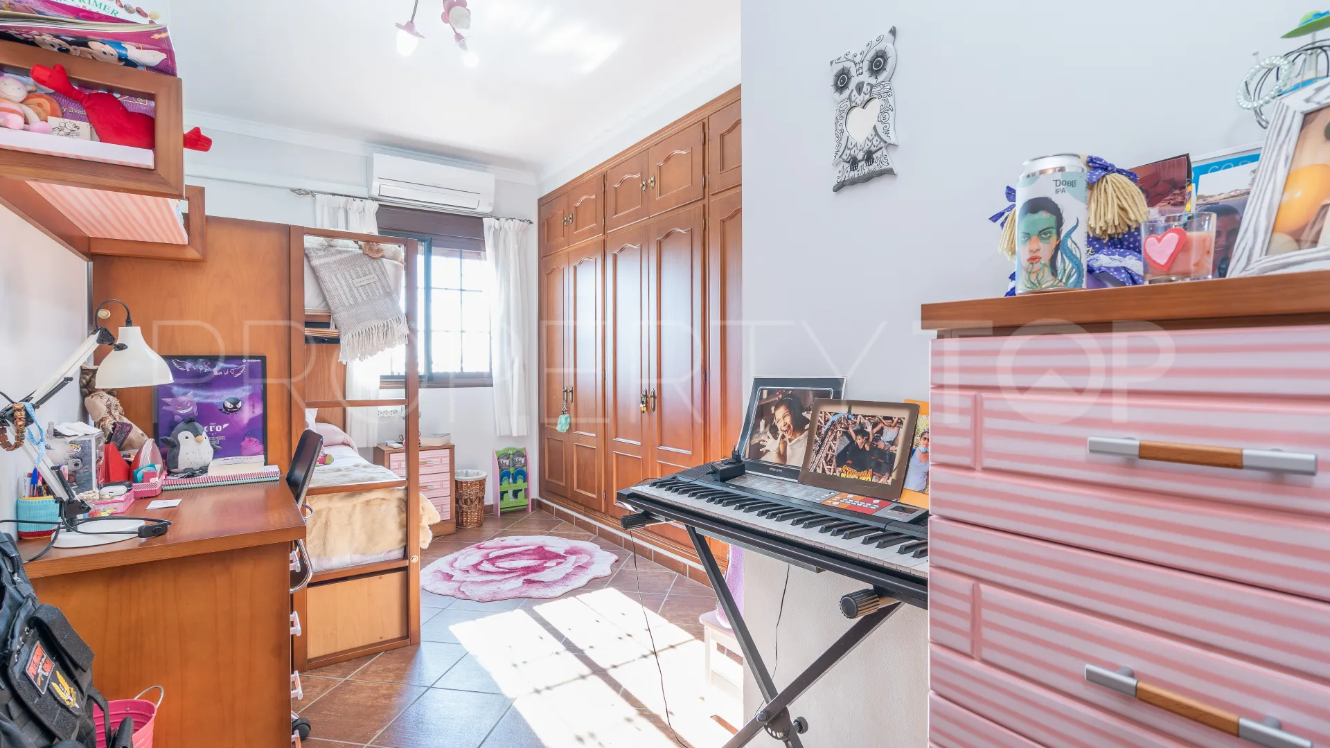 Villa for sale in Altos de Estepona with 8 bedrooms