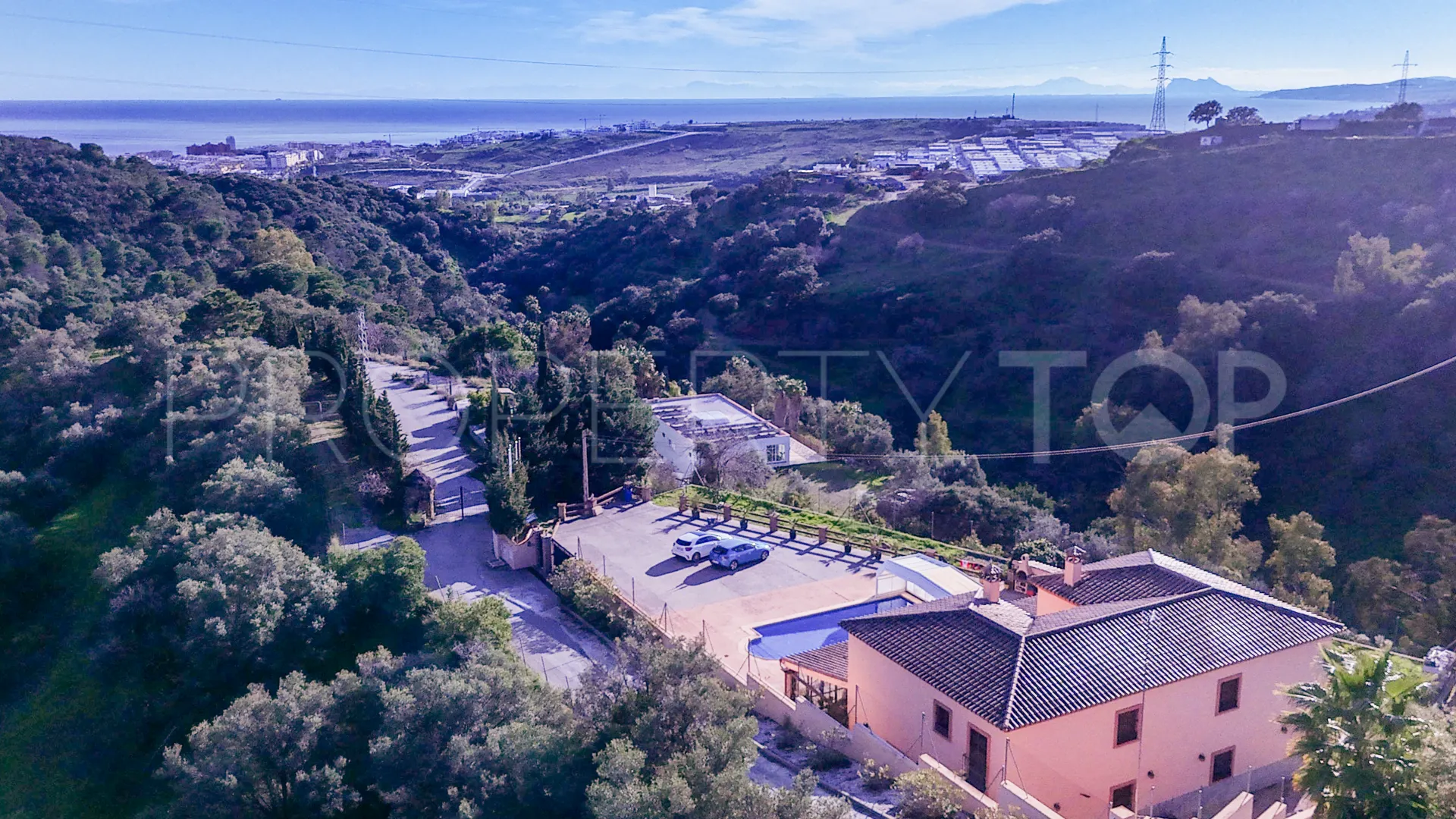 Villa for sale in Altos de Estepona with 8 bedrooms