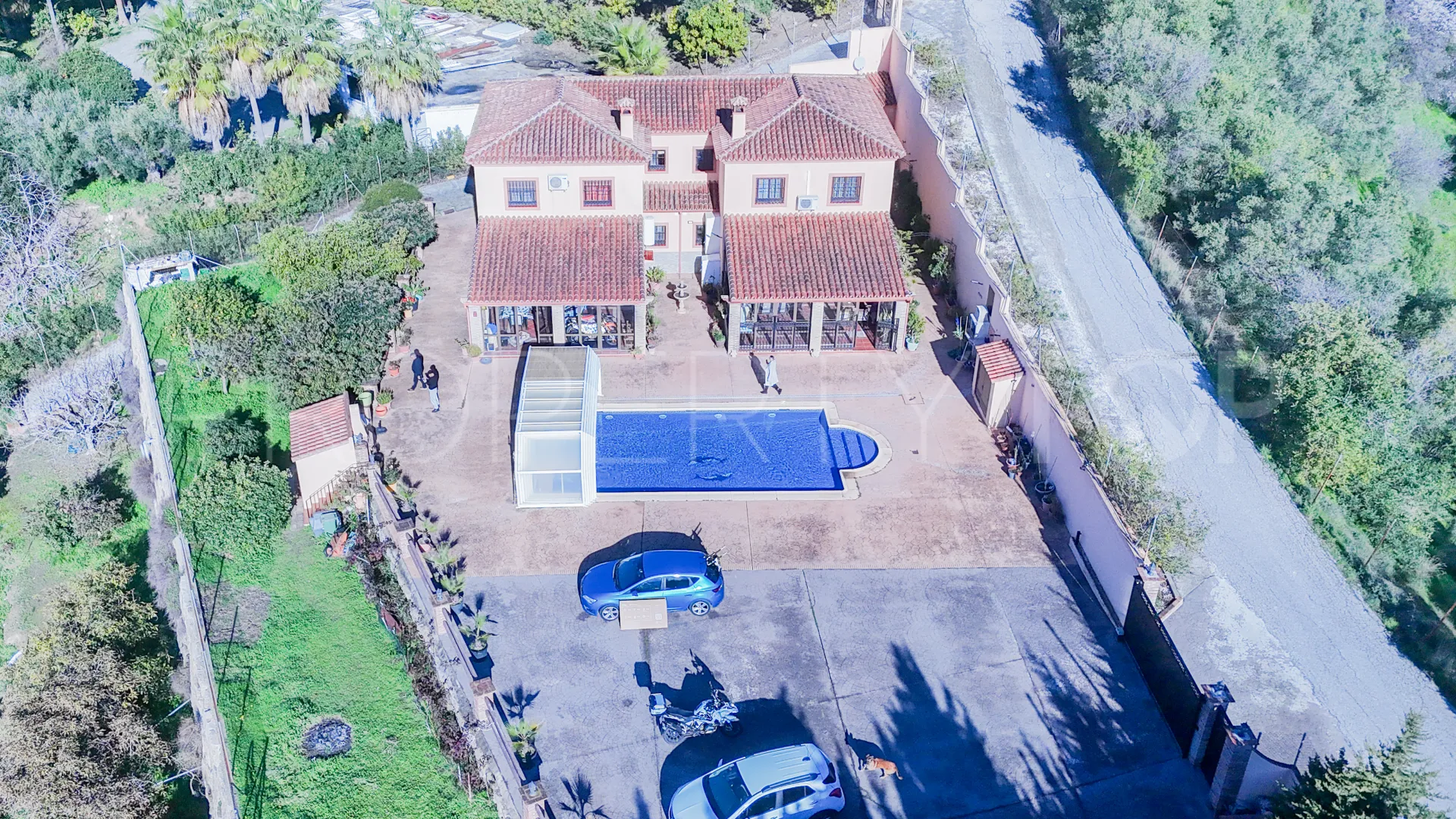 Villa for sale in Altos de Estepona with 8 bedrooms