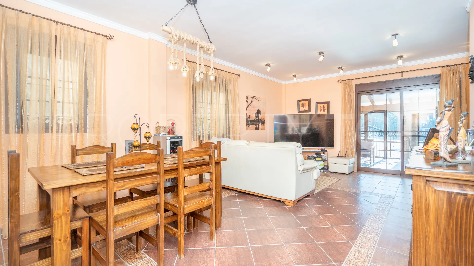 Villa for sale in Altos de Estepona with 8 bedrooms