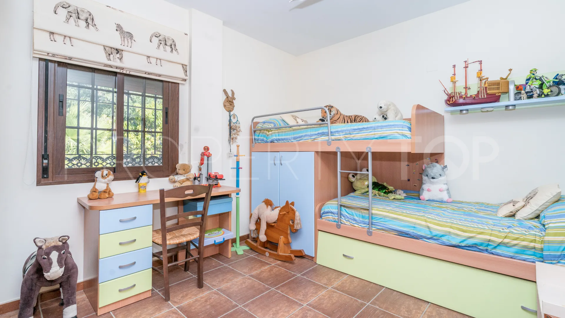 Villa for sale in Altos de Estepona with 8 bedrooms