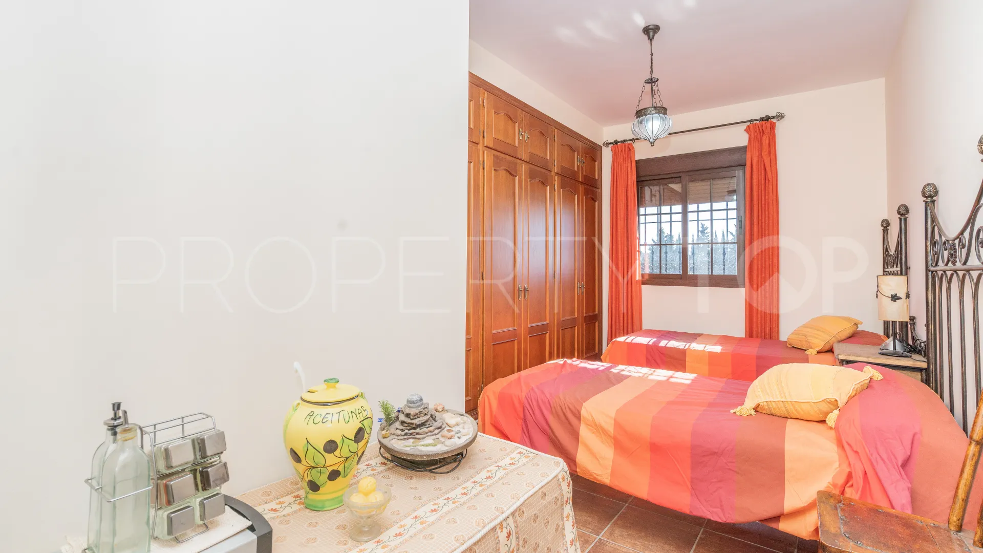 Villa for sale in Altos de Estepona with 8 bedrooms