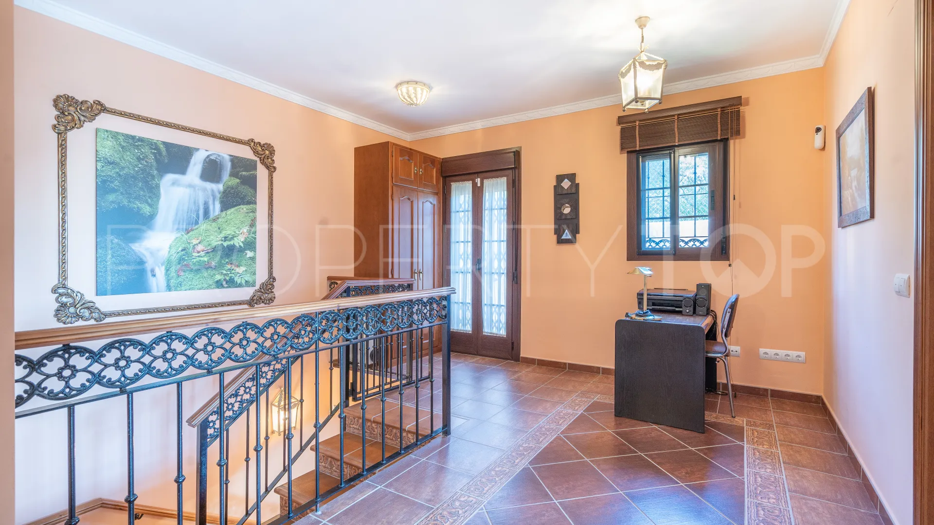 Villa for sale in Altos de Estepona with 8 bedrooms