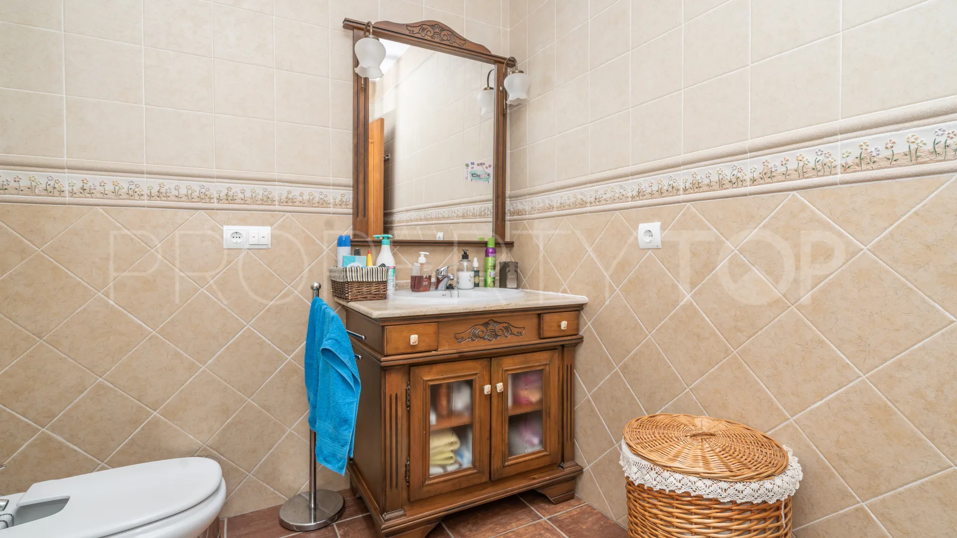 Villa for sale in Altos de Estepona with 8 bedrooms