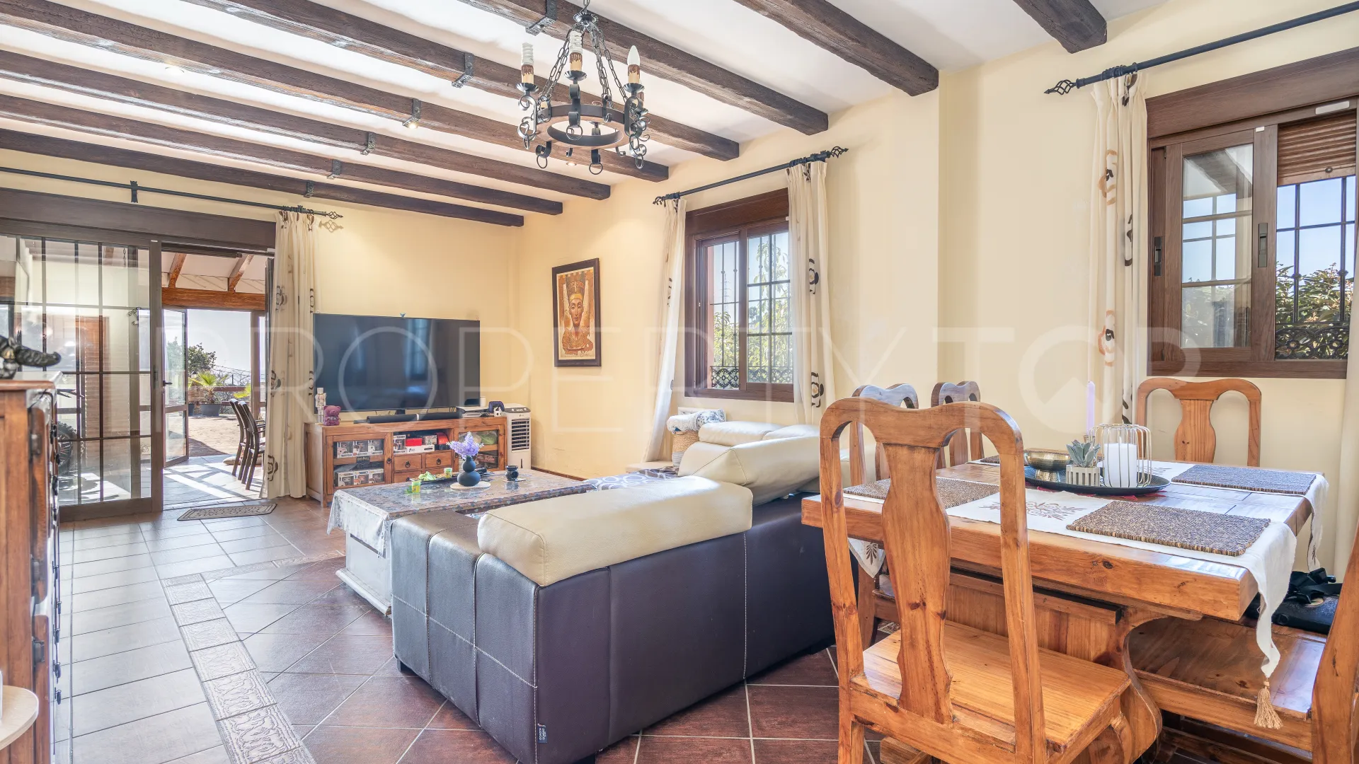 Villa for sale in Altos de Estepona with 8 bedrooms