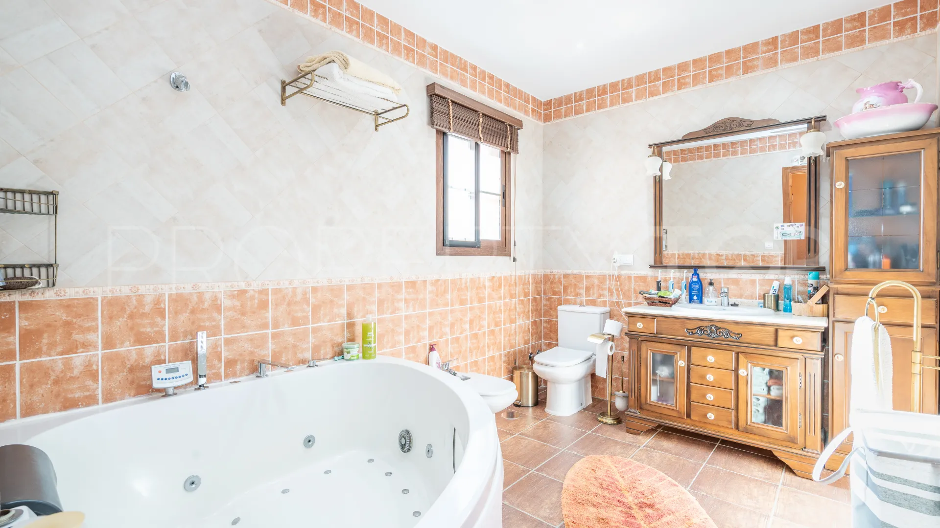 Villa for sale in Altos de Estepona with 8 bedrooms