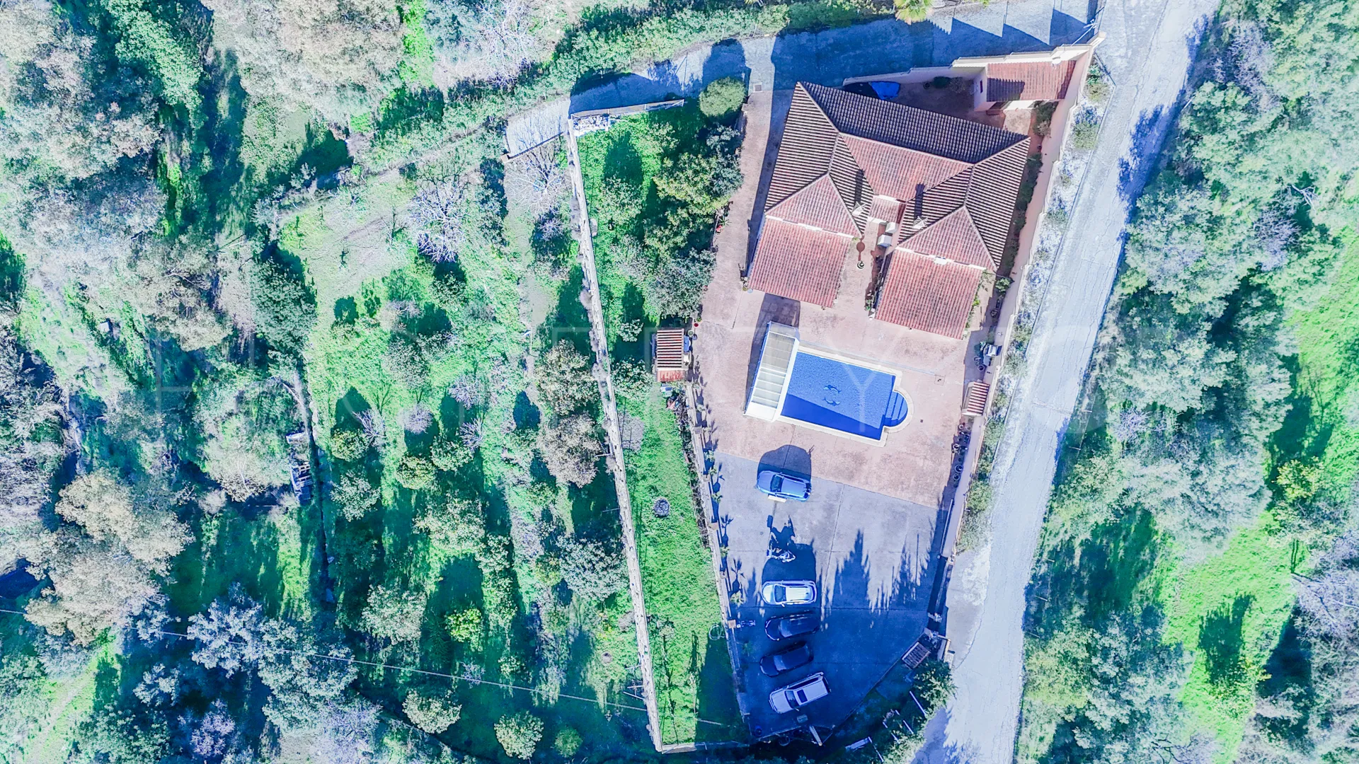 Villa for sale in Altos de Estepona with 8 bedrooms