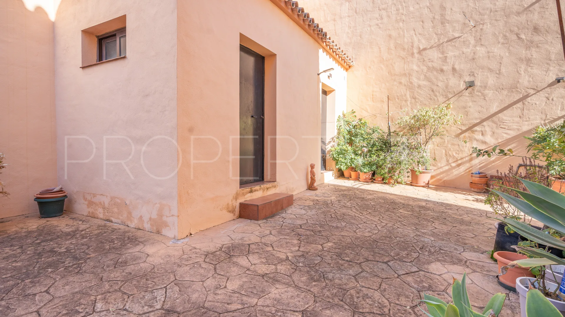 Villa for sale in Altos de Estepona with 8 bedrooms