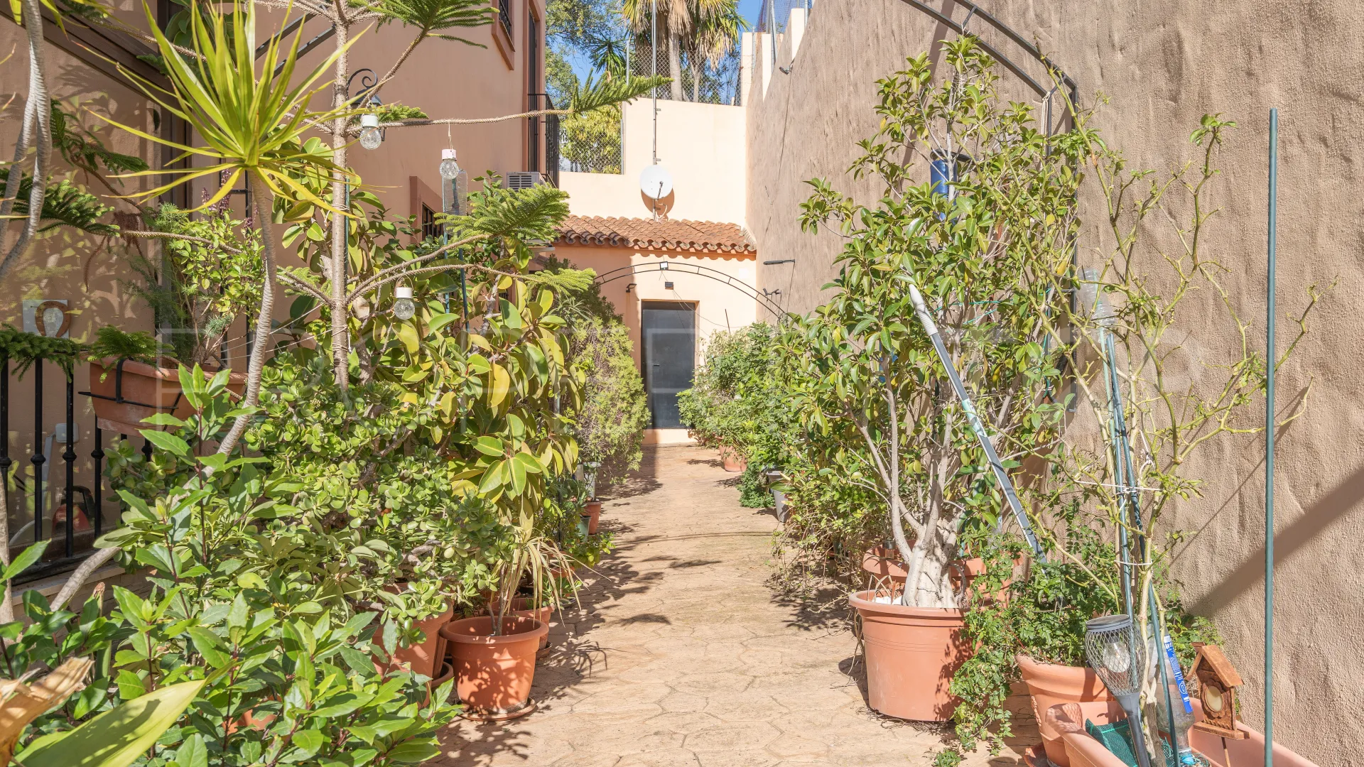 Villa for sale in Altos de Estepona with 8 bedrooms