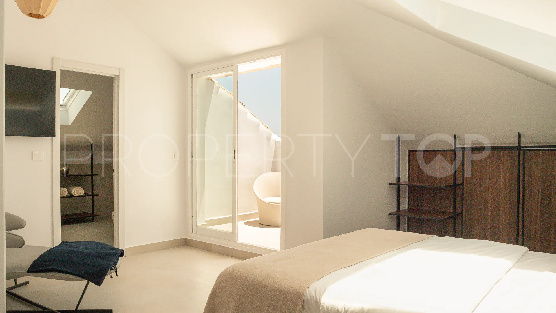 Penthouse for sale in Nueva Andalucia with 3 bedrooms