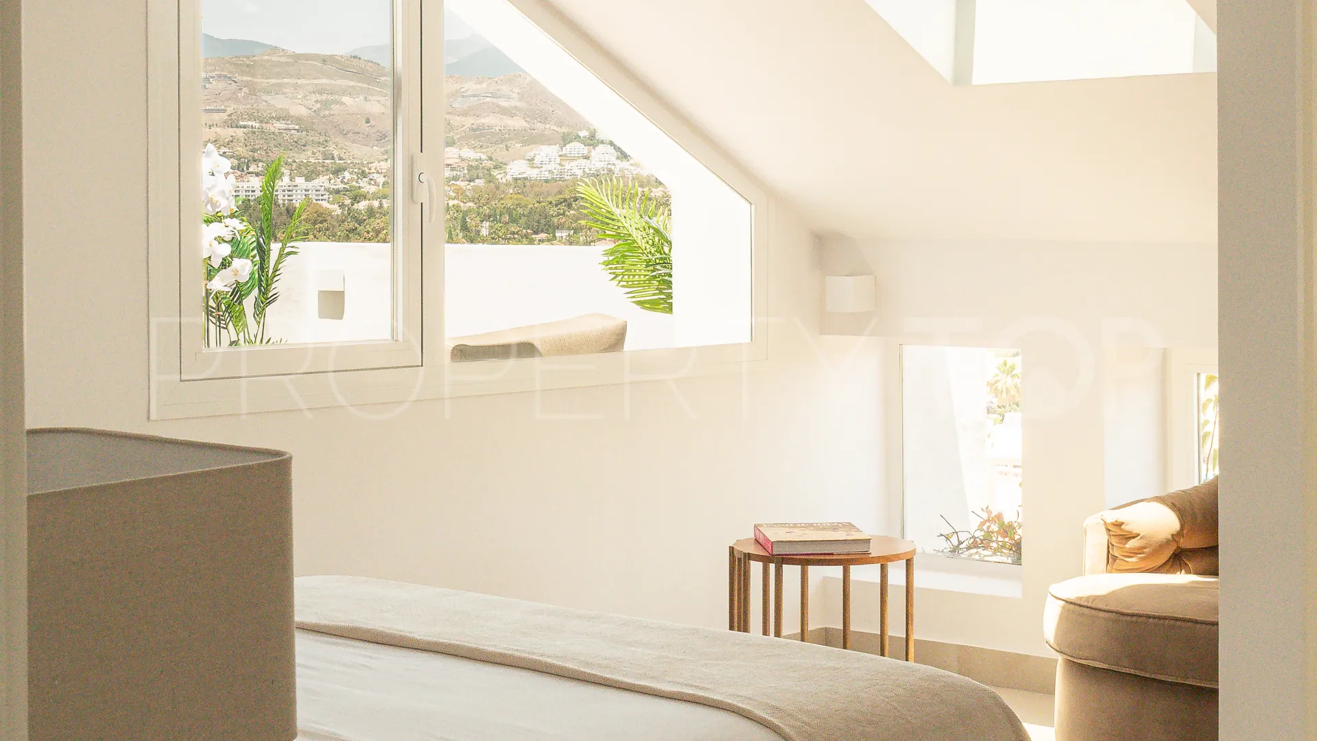 Penthouse for sale in Nueva Andalucia with 3 bedrooms