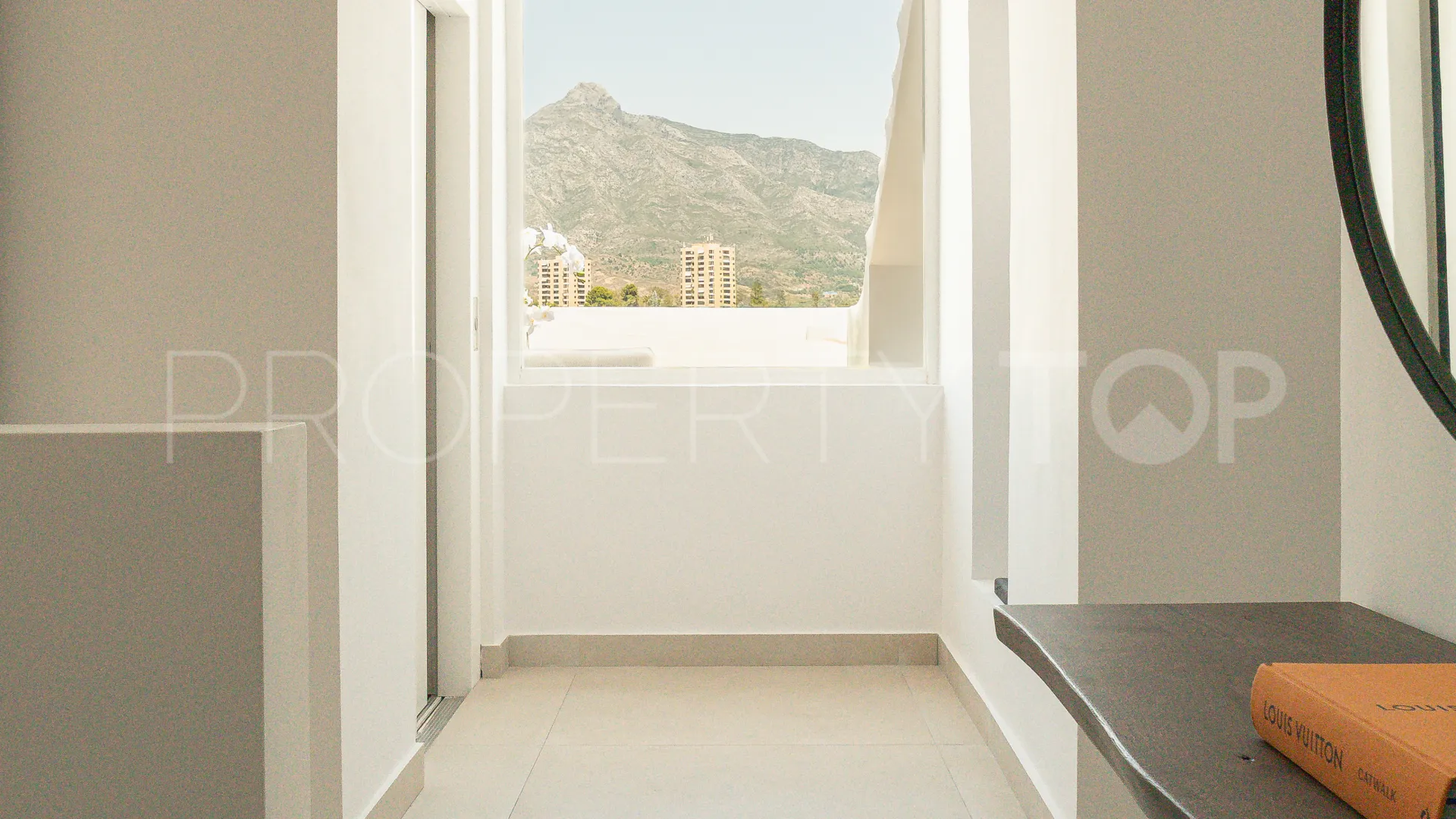 Penthouse for sale in Nueva Andalucia with 3 bedrooms