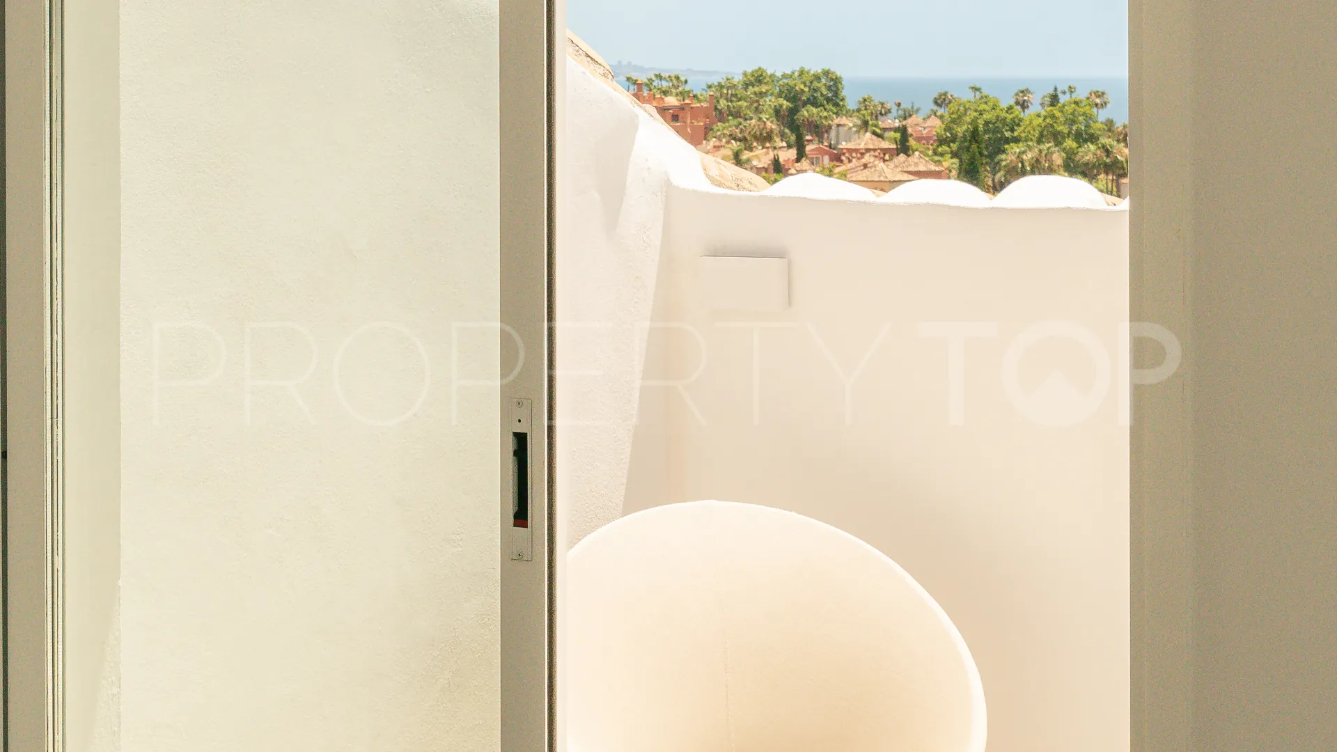 Penthouse for sale in Nueva Andalucia with 3 bedrooms