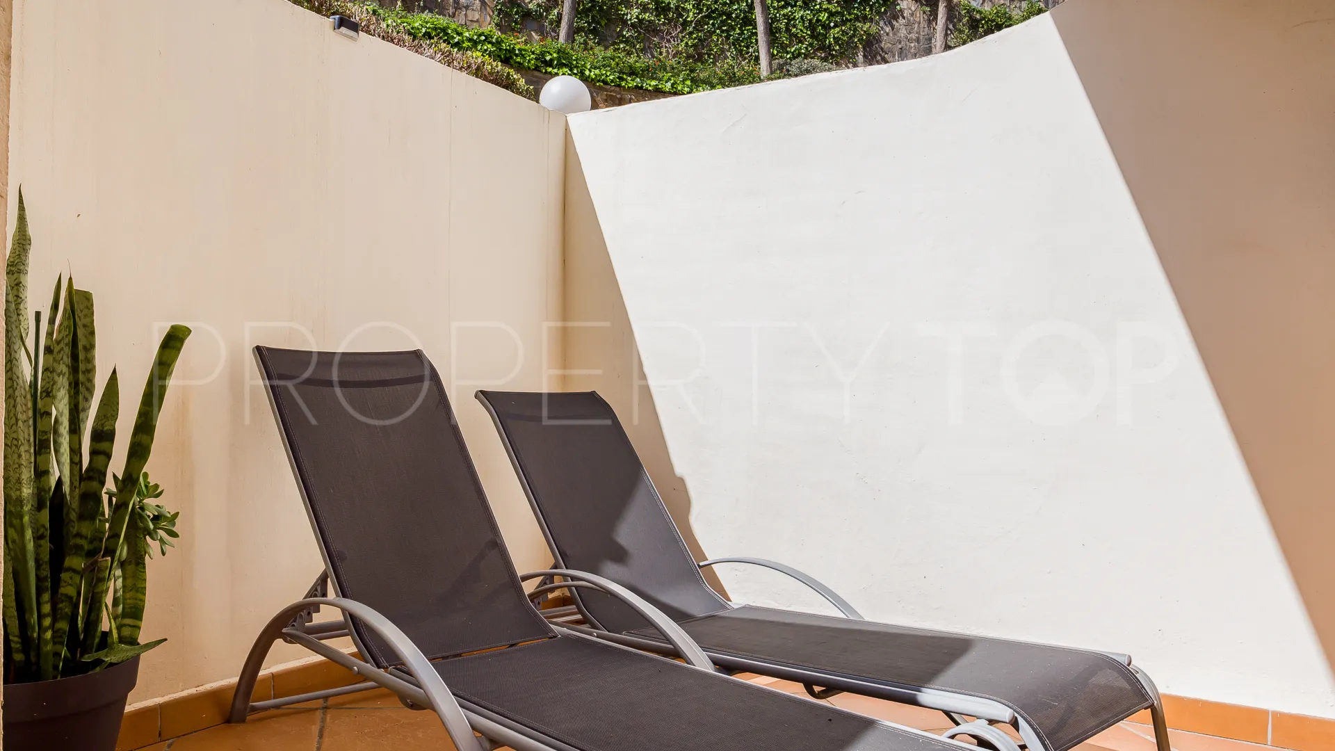 Comprar duplex planta baja de 3 dormitorios en Señorio de Aloha