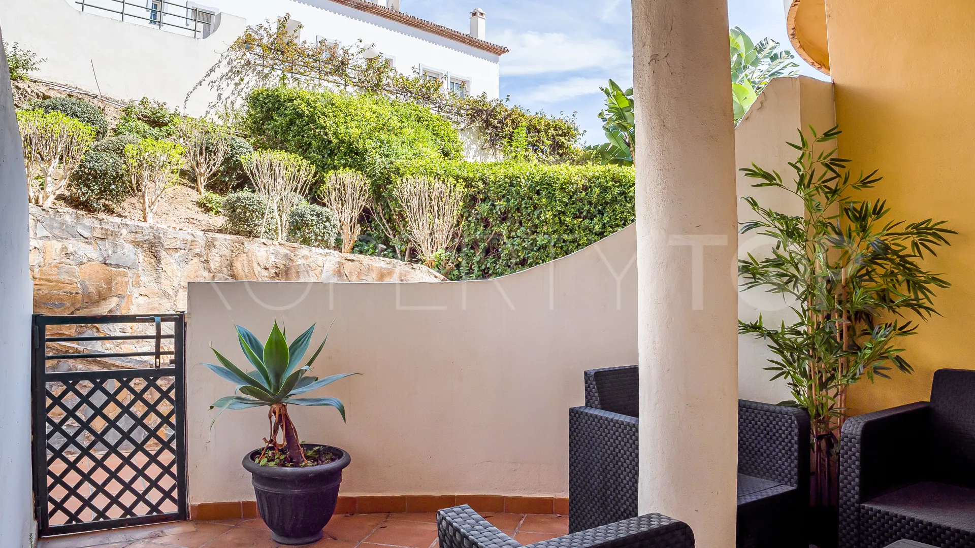 Comprar duplex planta baja de 3 dormitorios en Señorio de Aloha