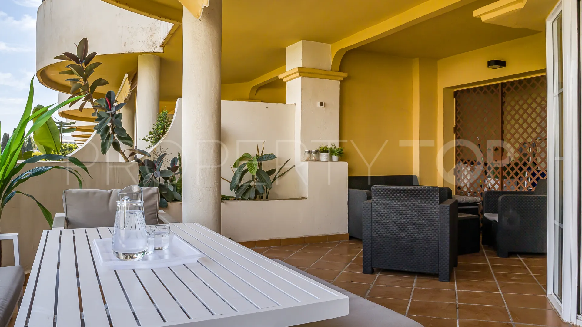 Comprar duplex planta baja de 3 dormitorios en Señorio de Aloha