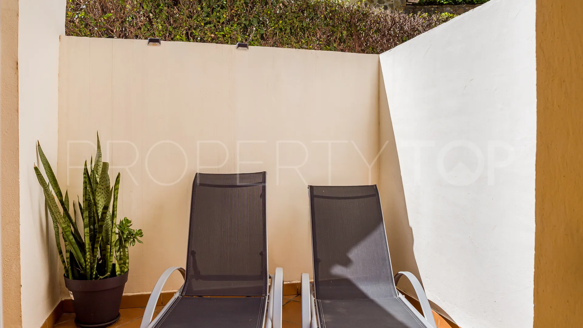 Comprar duplex planta baja de 3 dormitorios en Señorio de Aloha