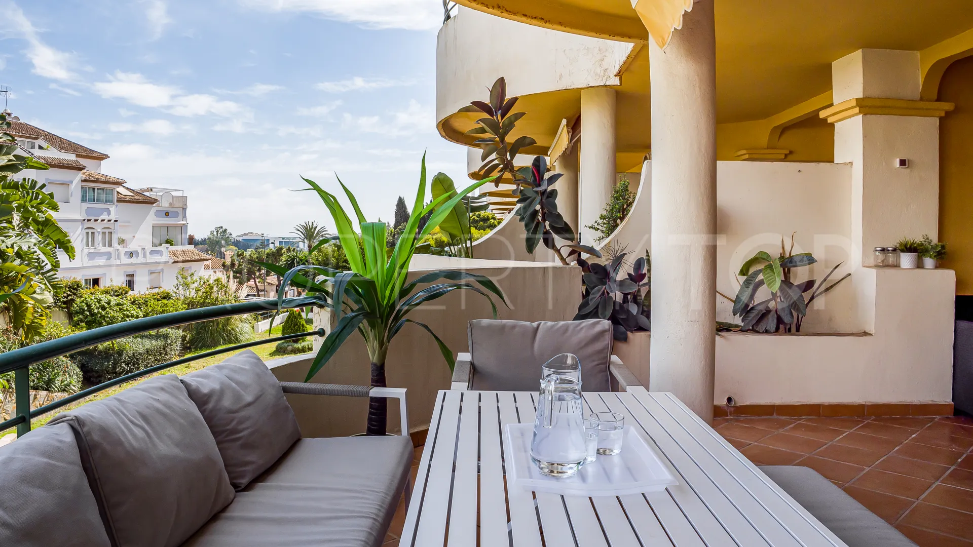 Comprar duplex planta baja de 3 dormitorios en Señorio de Aloha