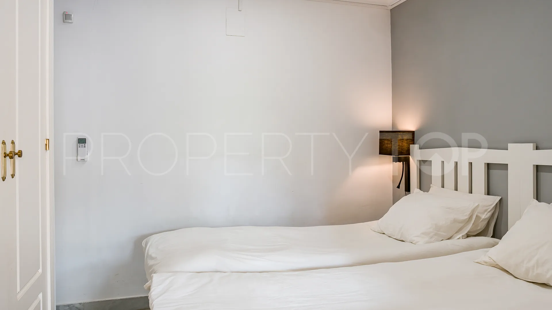 Comprar duplex planta baja de 3 dormitorios en Señorio de Aloha