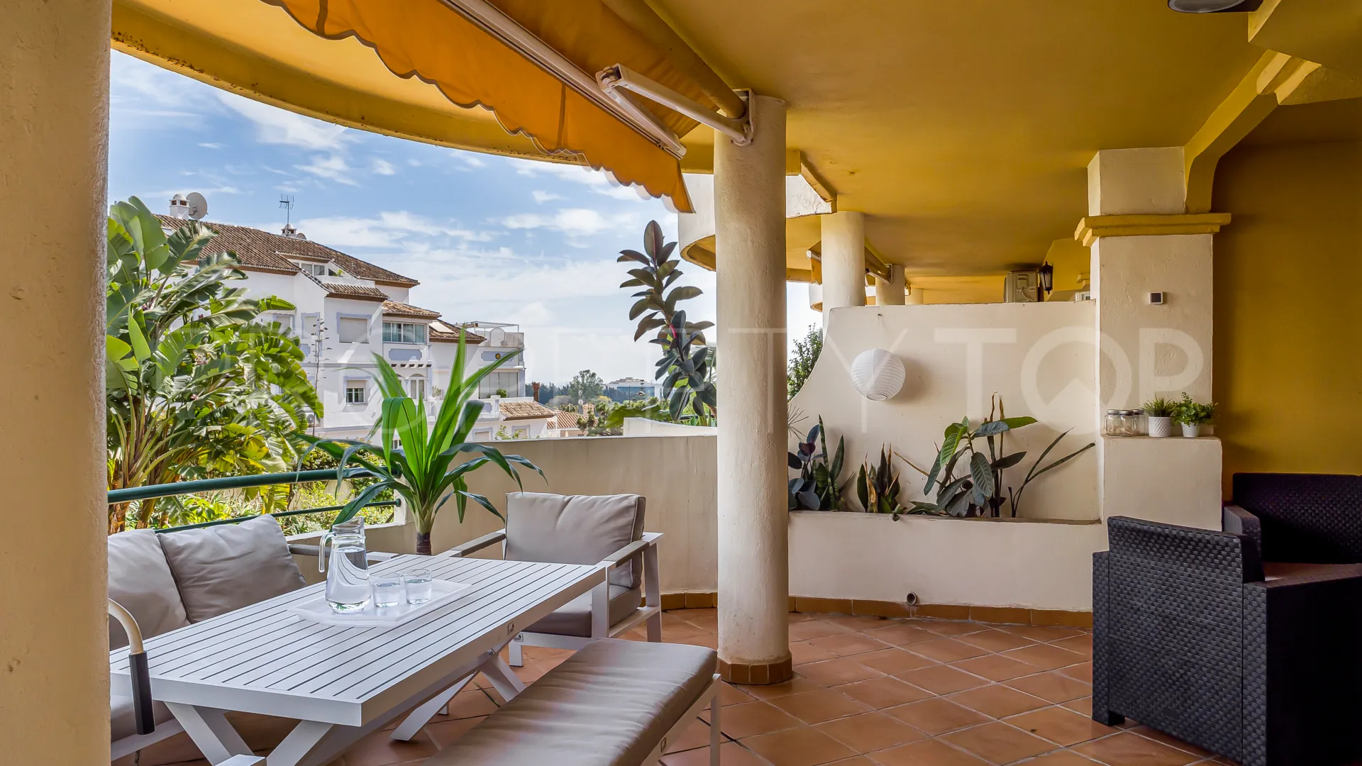 Comprar duplex planta baja de 3 dormitorios en Señorio de Aloha