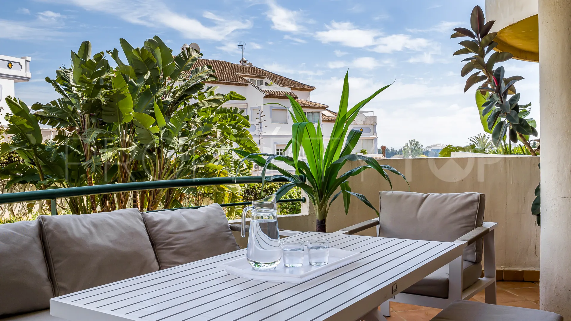 Comprar duplex planta baja de 3 dormitorios en Señorio de Aloha