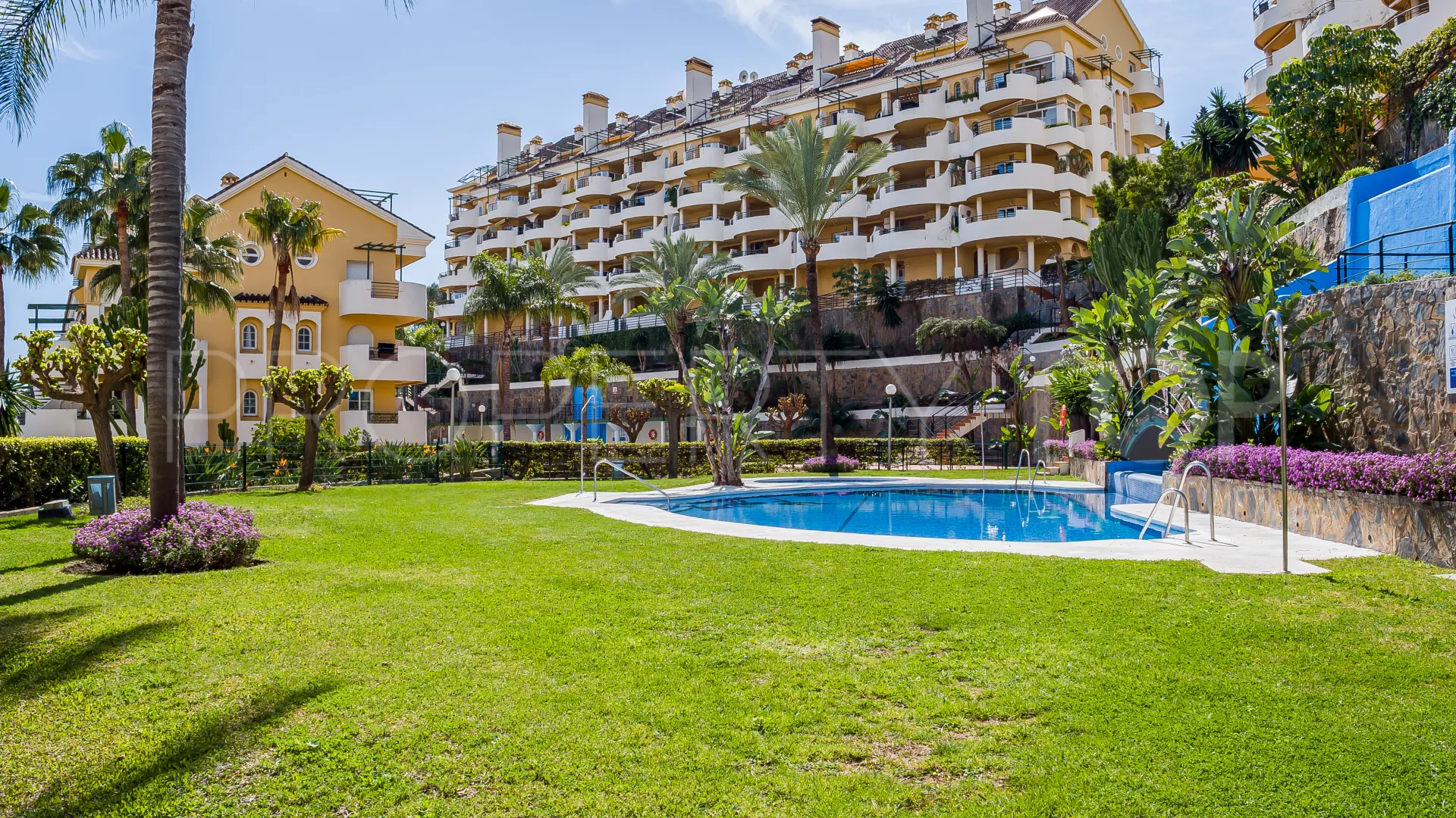 Comprar duplex planta baja de 3 dormitorios en Señorio de Aloha