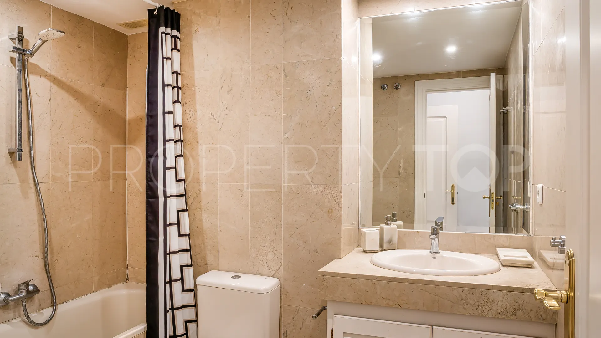 Comprar duplex planta baja de 3 dormitorios en Señorio de Aloha