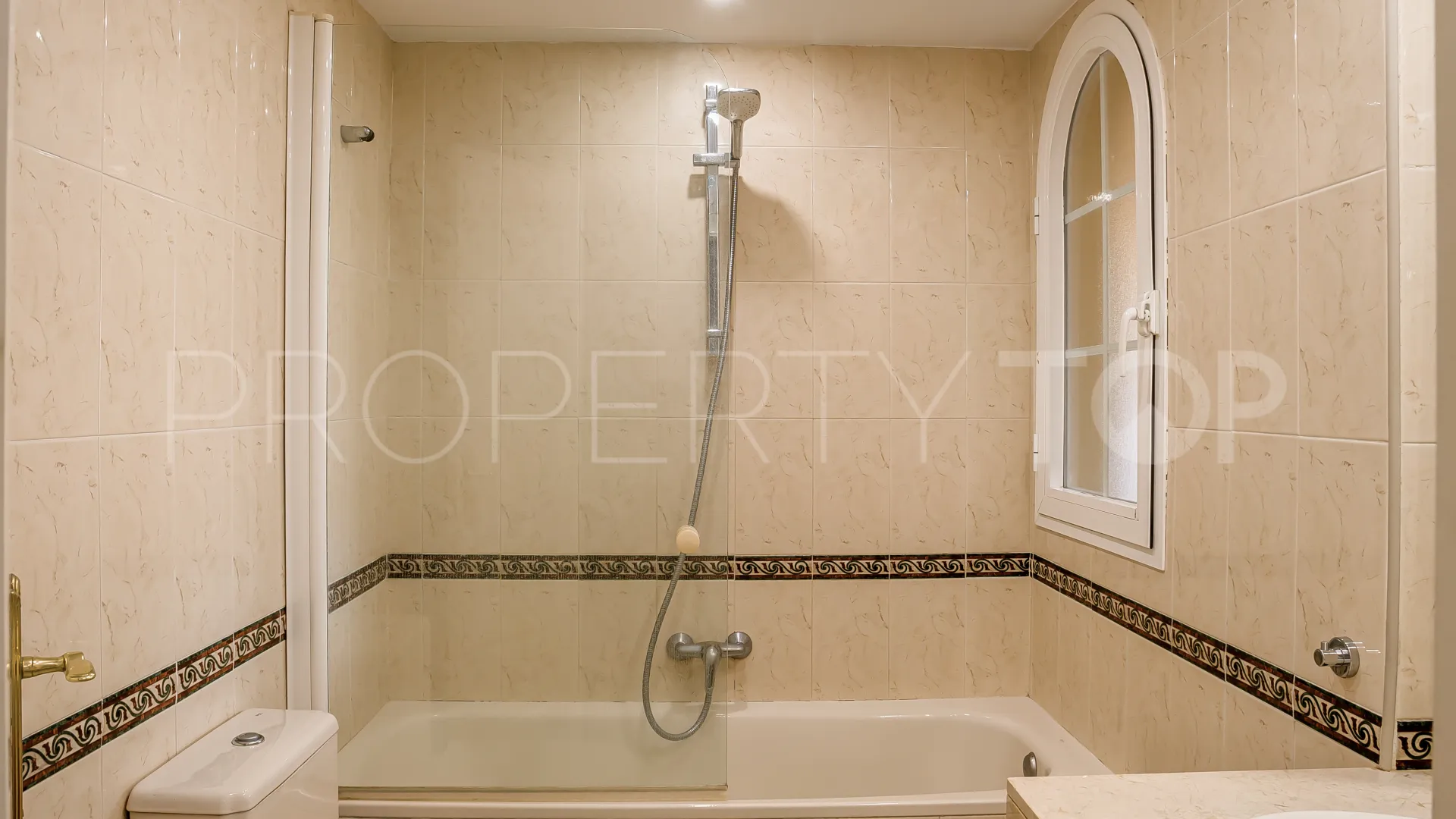 Comprar duplex planta baja de 3 dormitorios en Señorio de Aloha