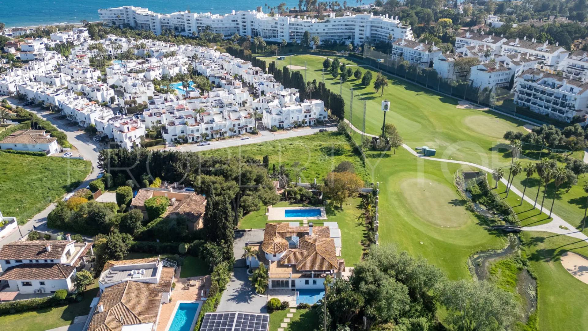 Comprar villa de 4 dormitorios en San Pedro de Alcantara