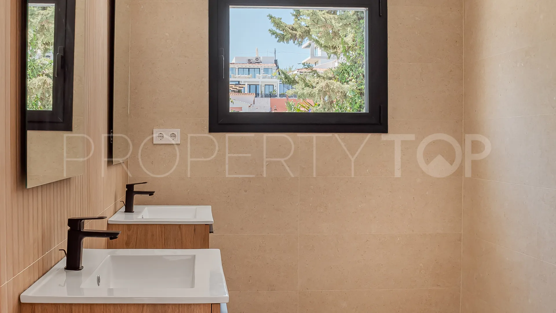 For sale 4 bedrooms villa in Nueva Andalucia