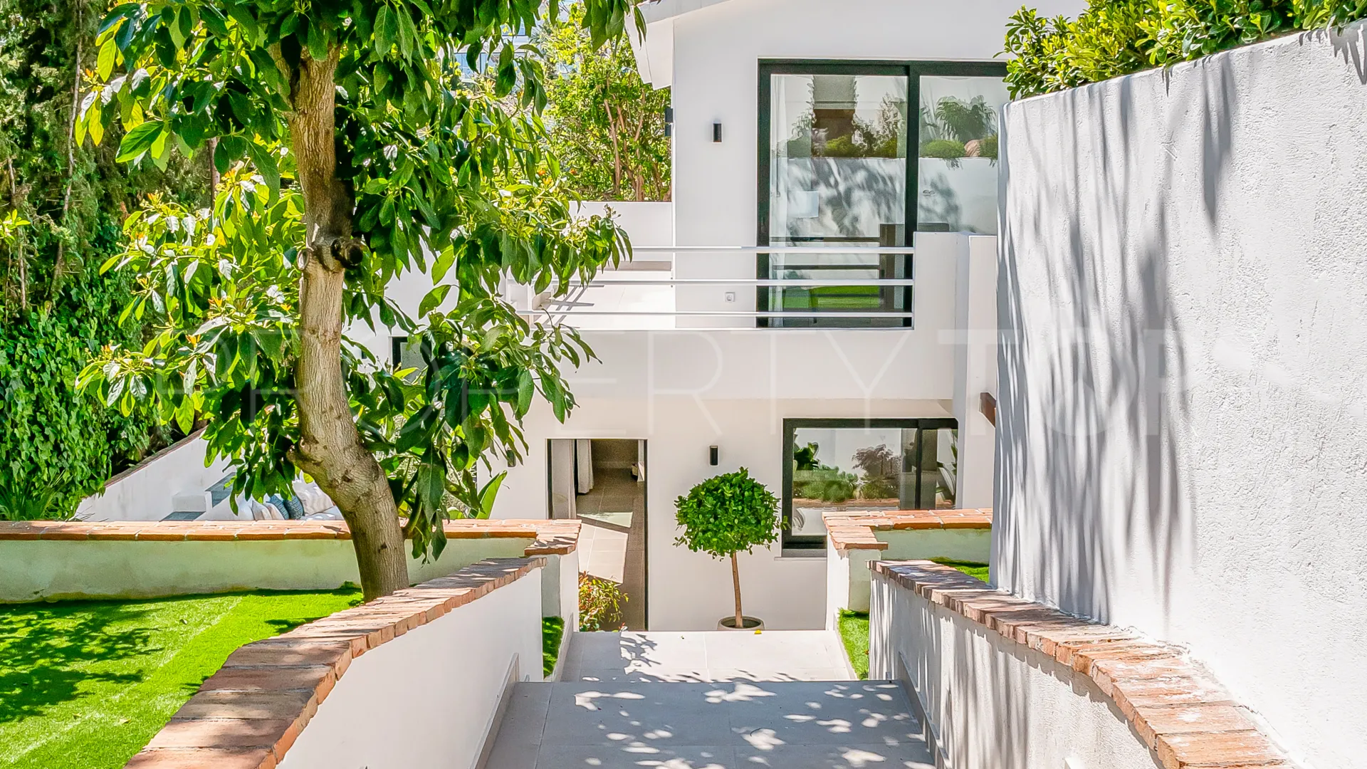 For sale 4 bedrooms villa in Nueva Andalucia