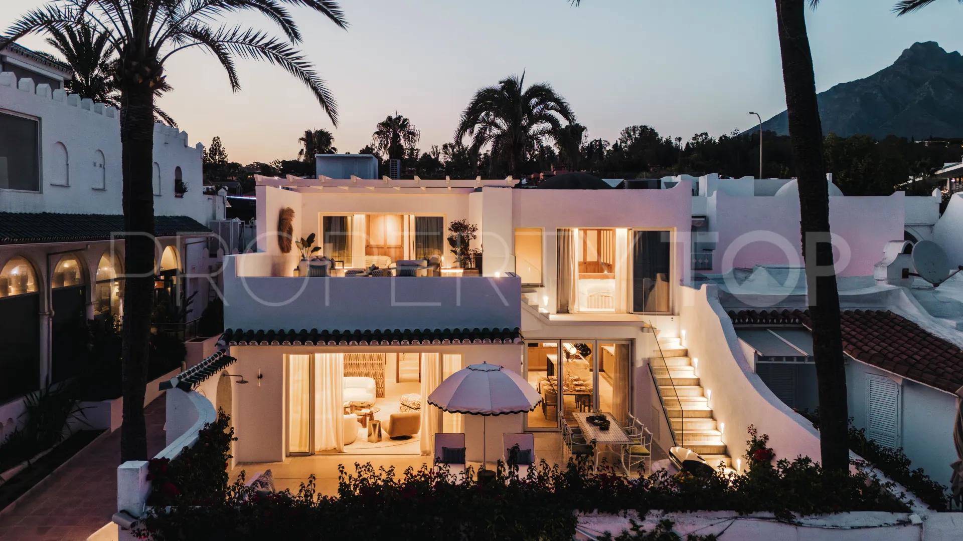 Semi detached villa for sale in Marbella with 3 bedrooms