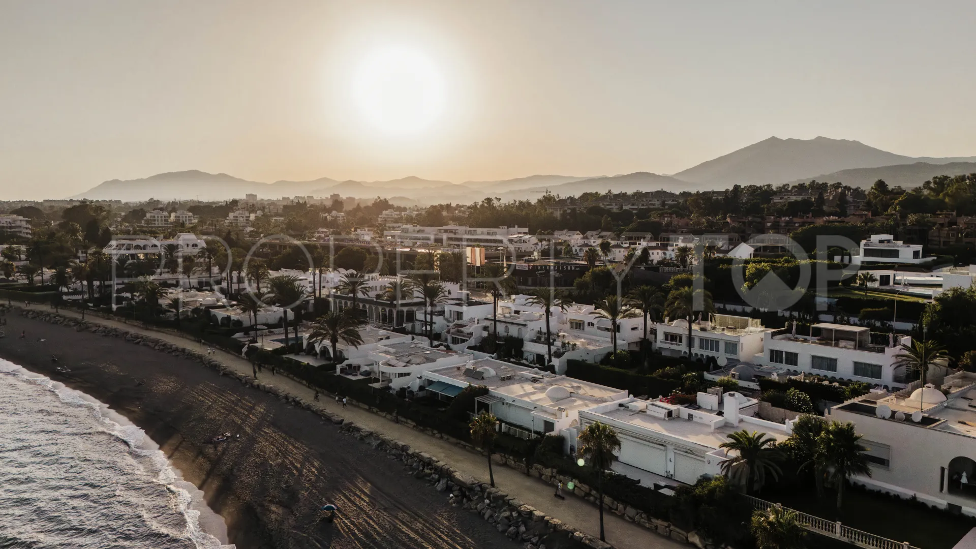 Semi detached villa for sale in Marbella with 3 bedrooms