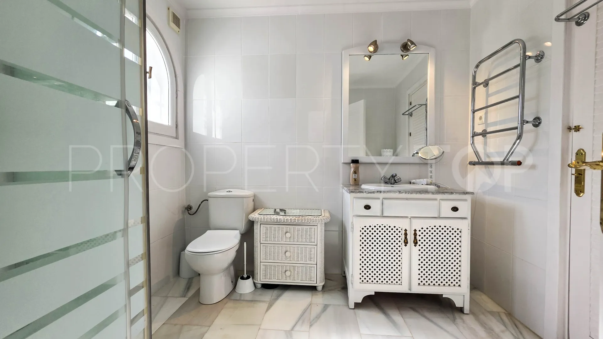 For sale semi detached villa in La Duquesa
