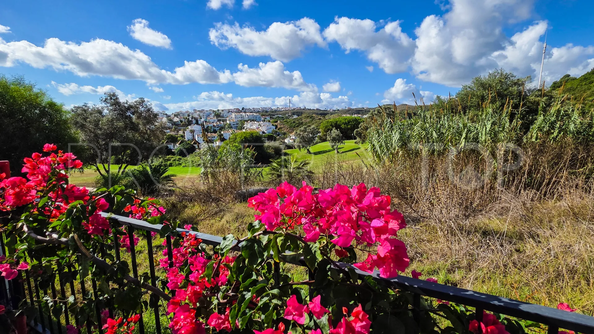 For sale semi detached villa in La Duquesa