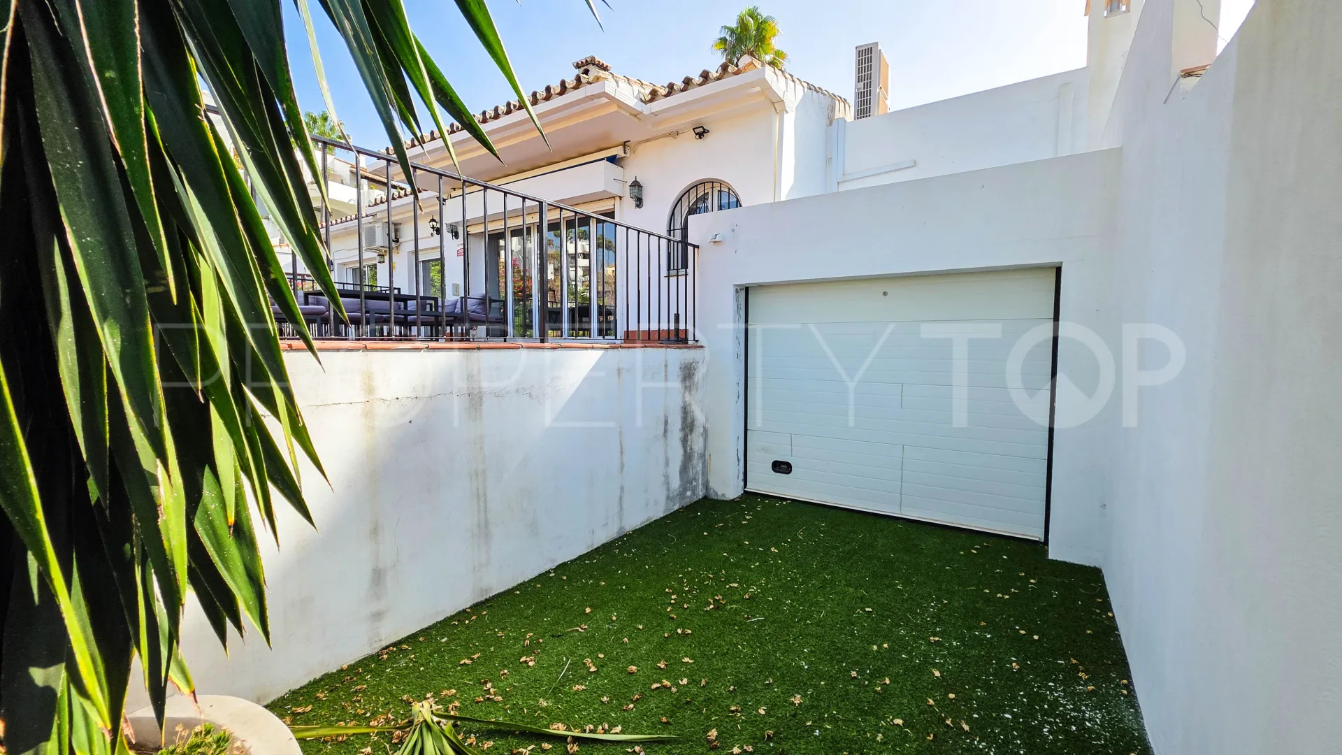 For sale semi detached villa in La Duquesa