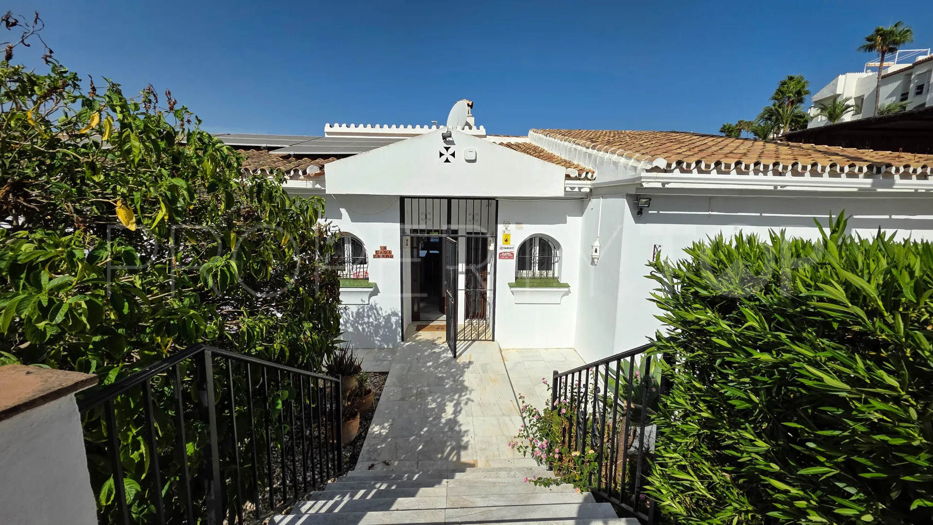 For sale semi detached villa in La Duquesa
