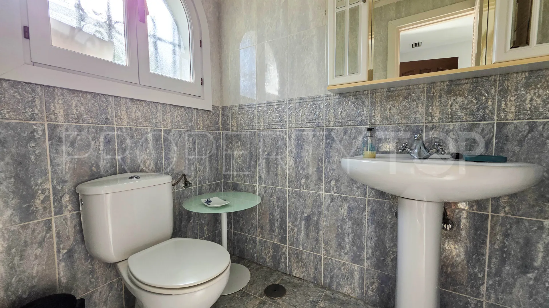 For sale semi detached villa in La Duquesa