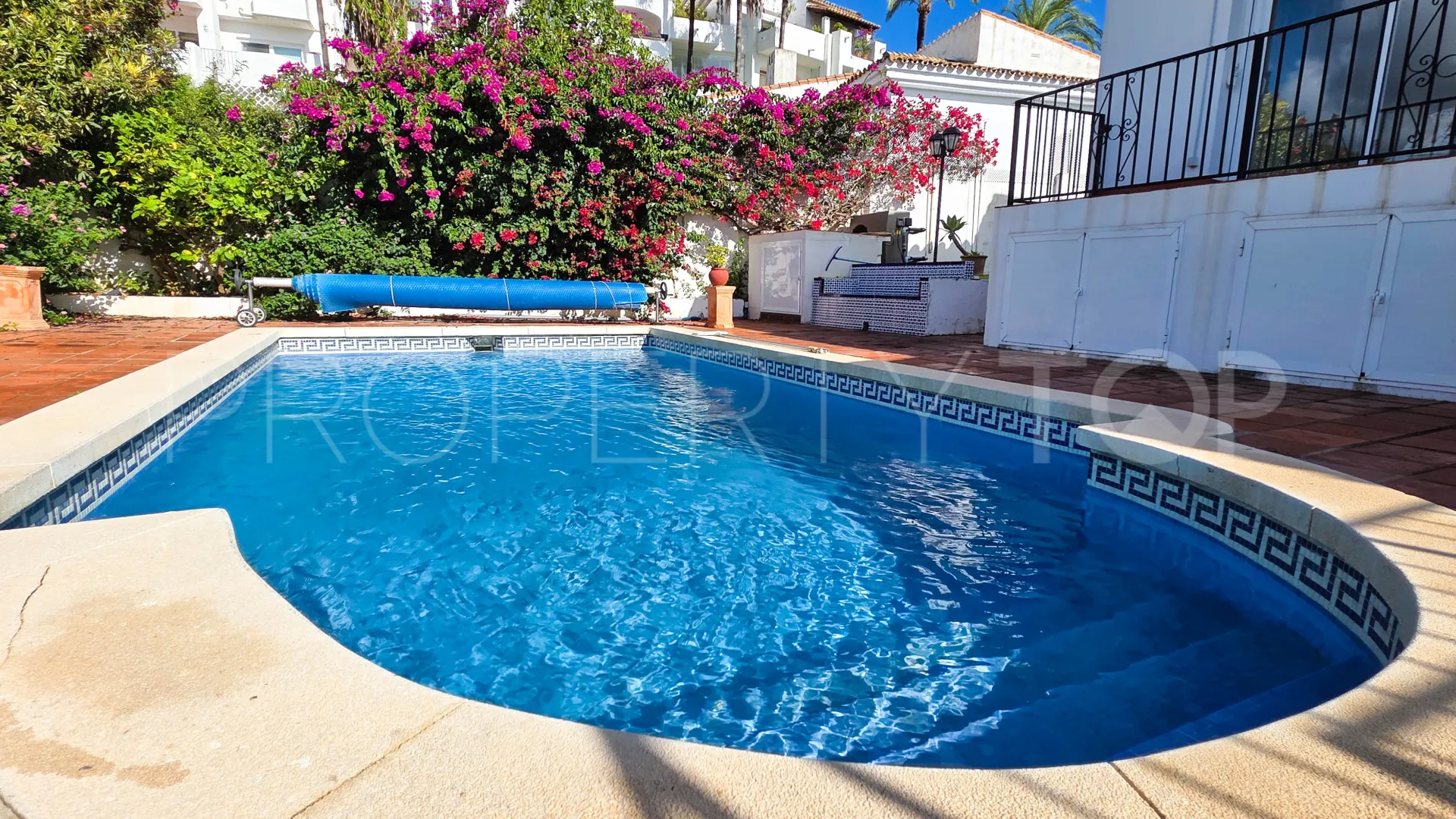 For sale semi detached villa in La Duquesa