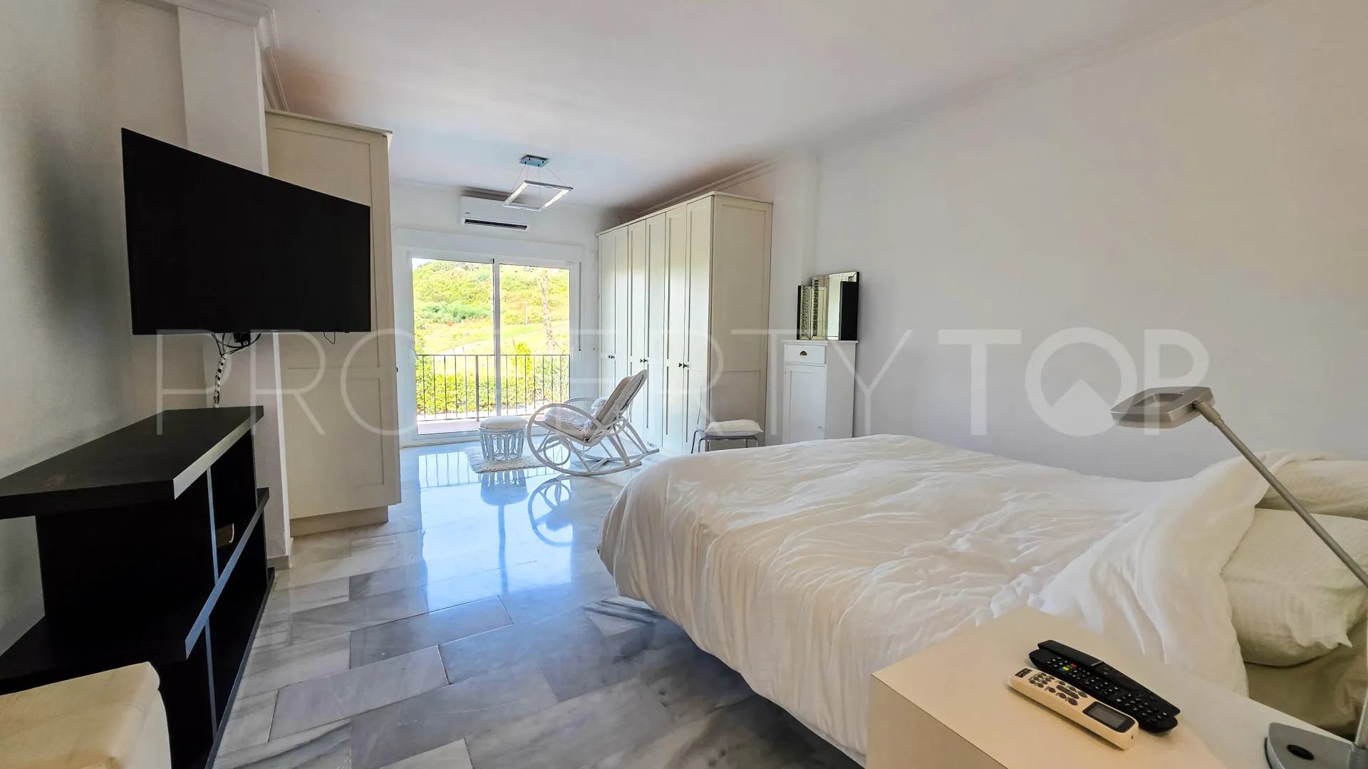 For sale semi detached villa in La Duquesa