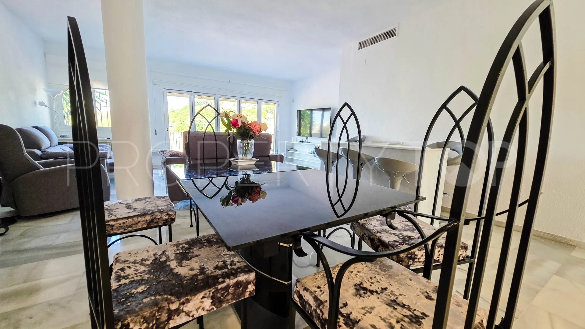 For sale semi detached villa in La Duquesa