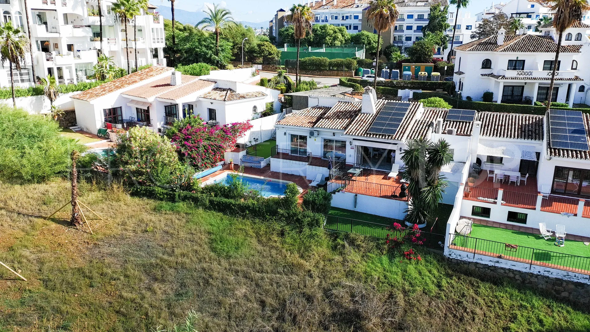 For sale semi detached villa in La Duquesa