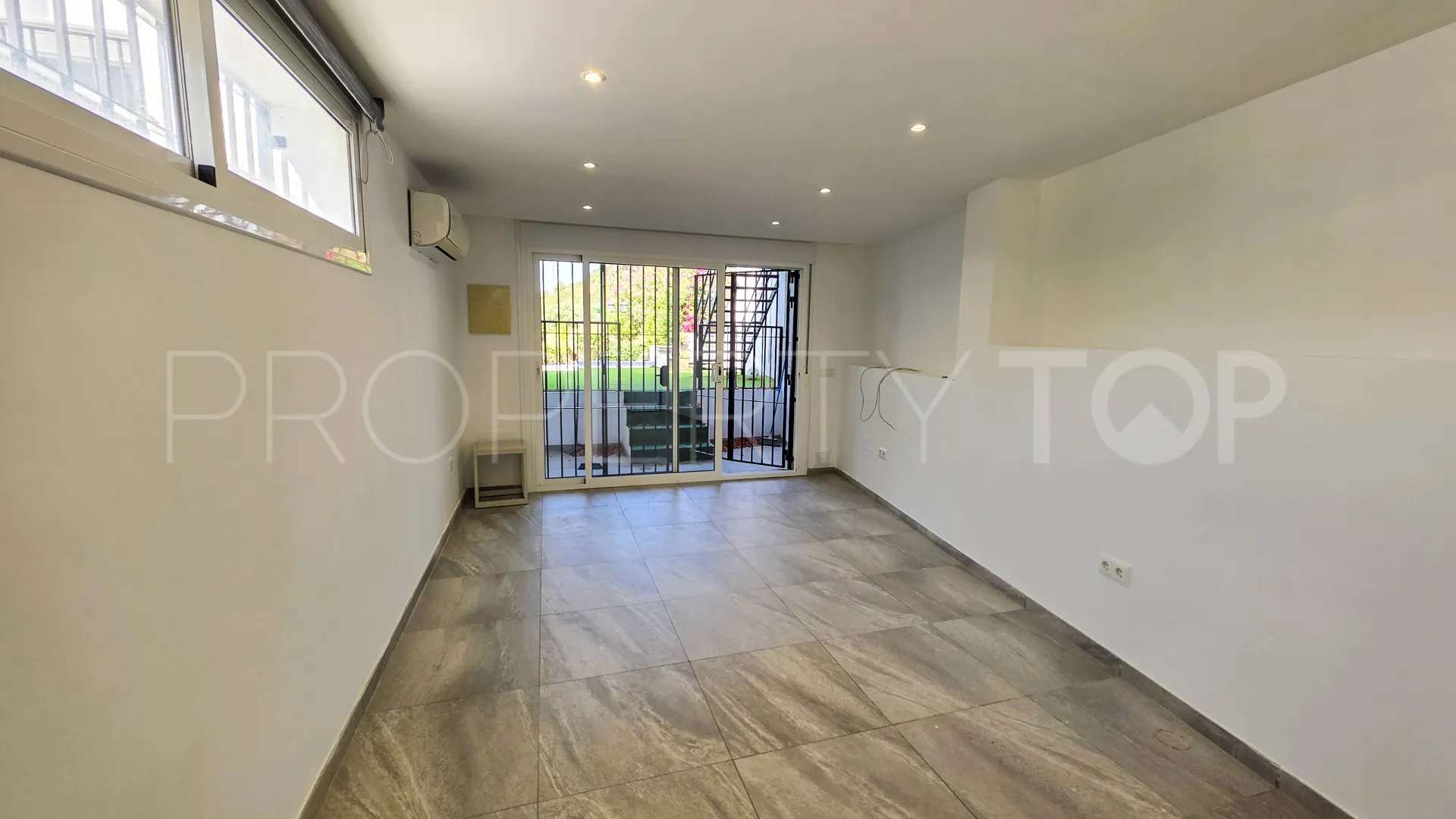 For sale semi detached villa in La Duquesa