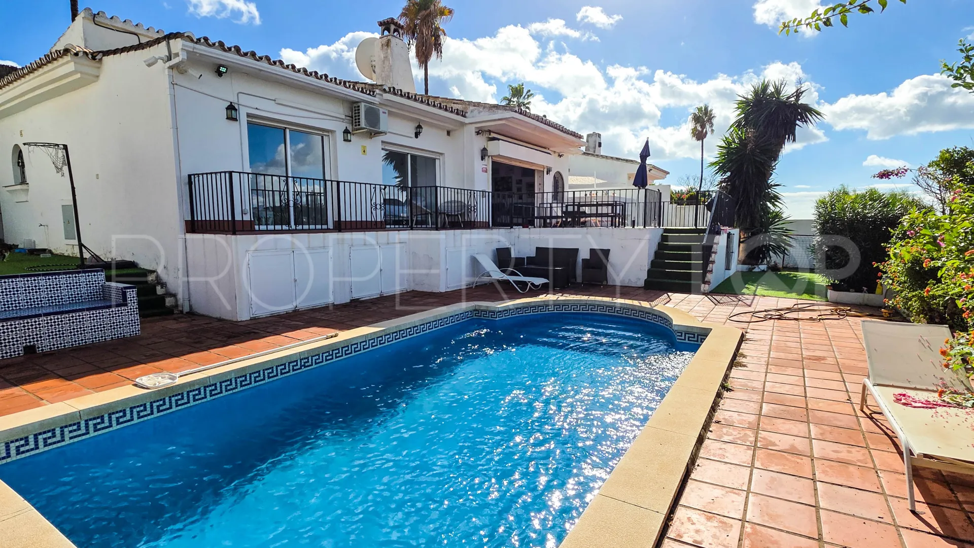 For sale semi detached villa in La Duquesa