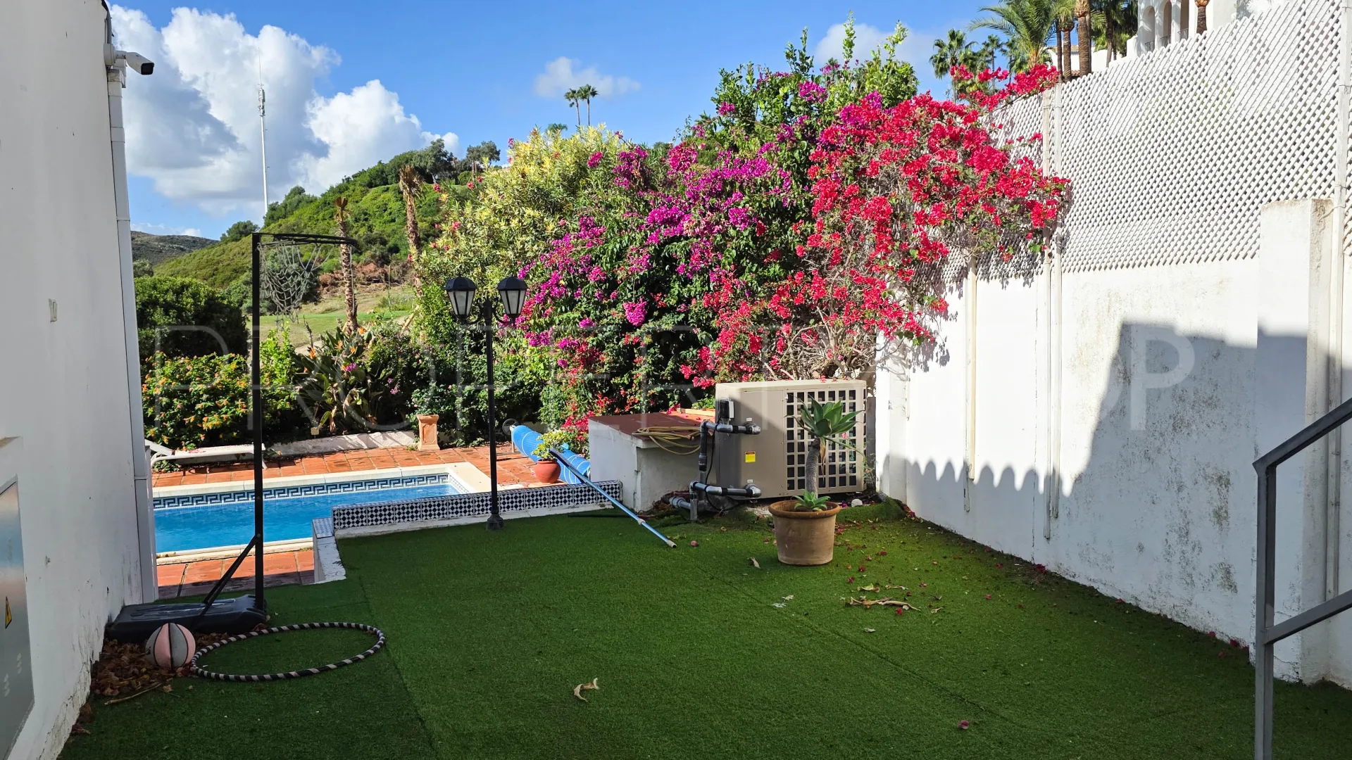 For sale semi detached villa in La Duquesa