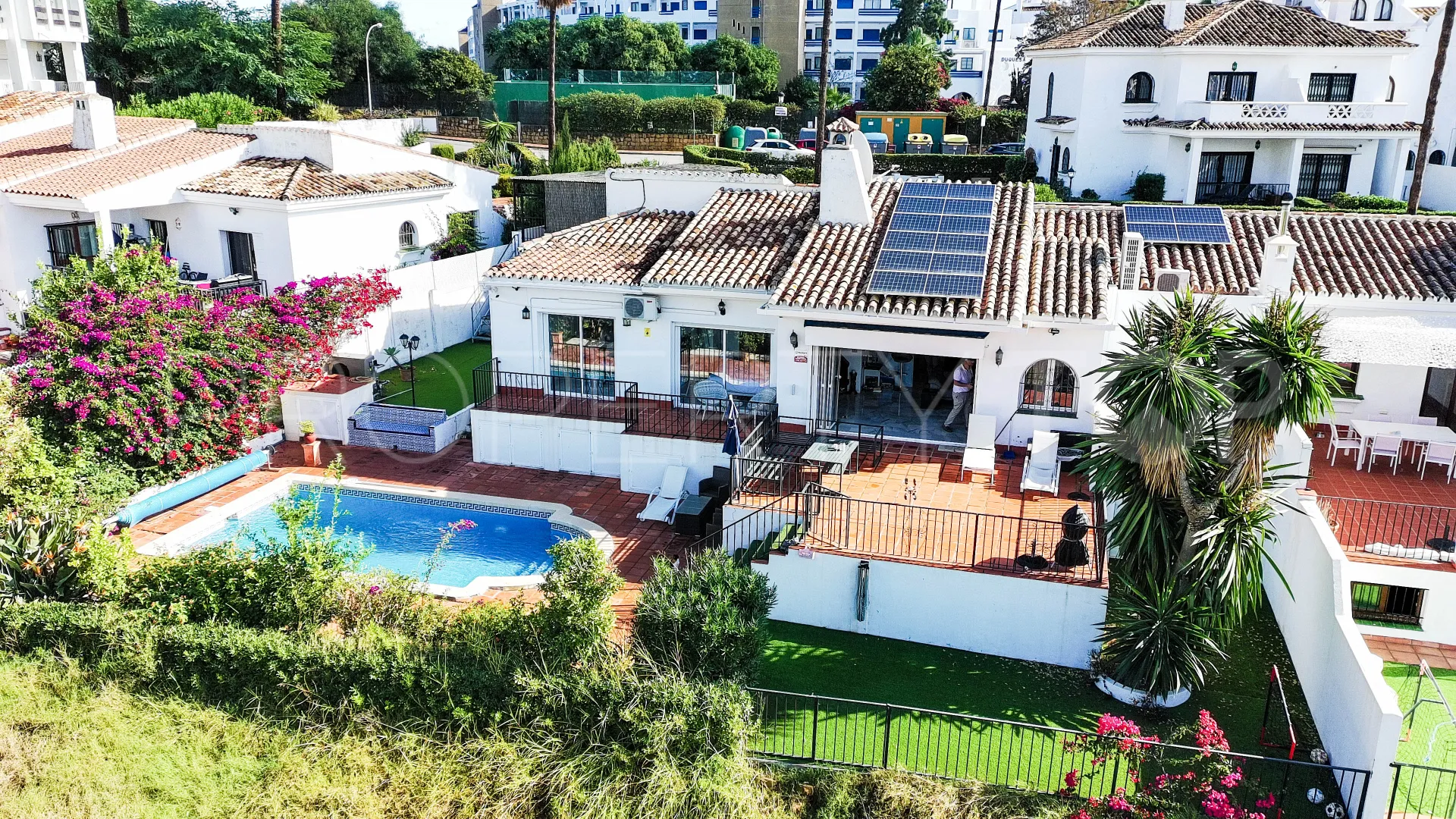 For sale semi detached villa in La Duquesa