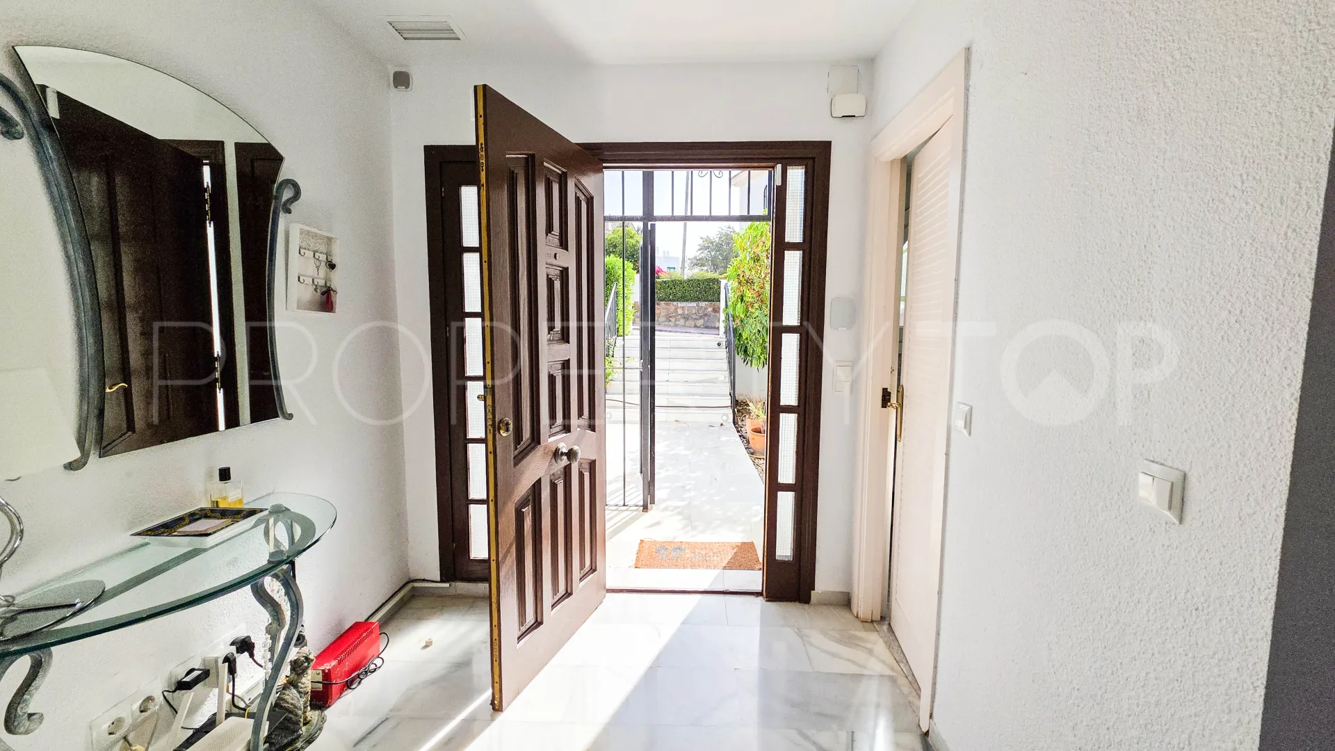 For sale semi detached villa in La Duquesa