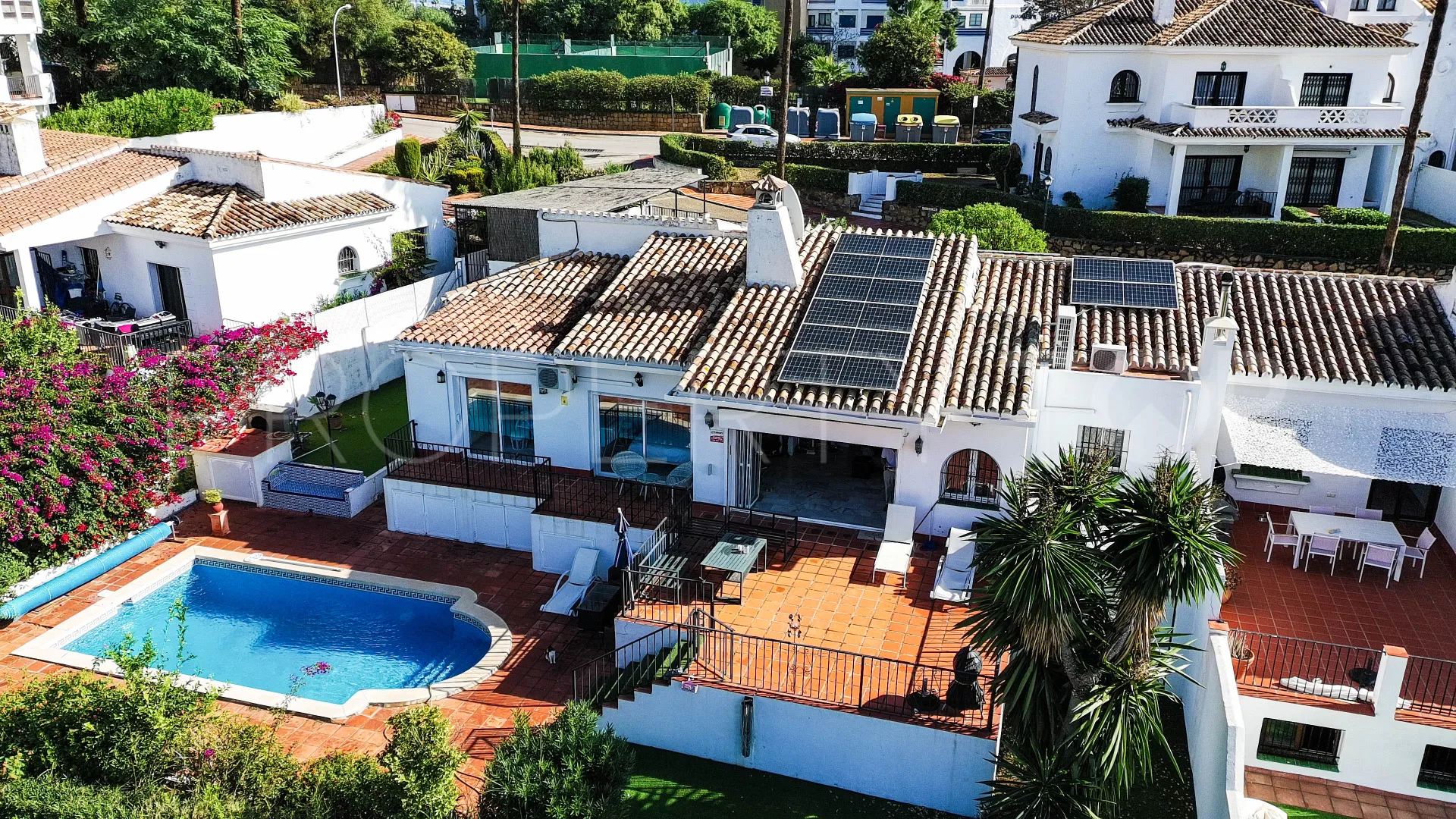 For sale semi detached villa in La Duquesa